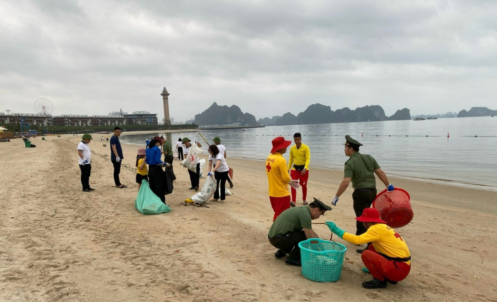 Người dân và các lực lương chức năng TP Hạ Long tham gia dọn vệ sinh môi trường tại bãi tắm Công viên Đại Dương.