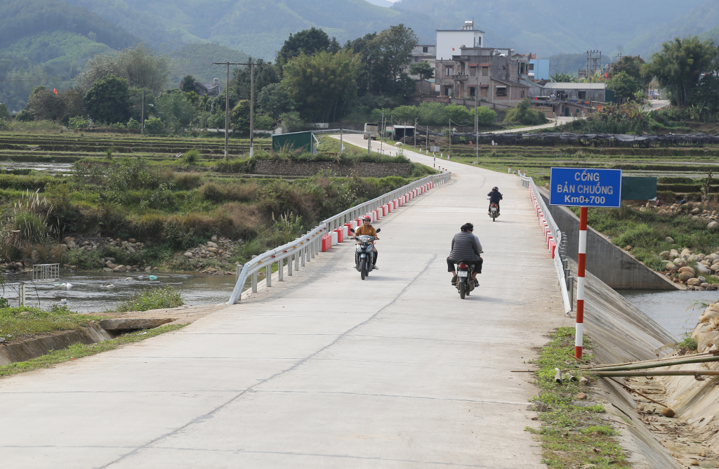 Đường giao thông và đường tràn nối bản Chuồng với thôn Nà Mộc (xã Lục Hồn, huyện Bình Liêu) được đầu tư mở rộng khang trang.