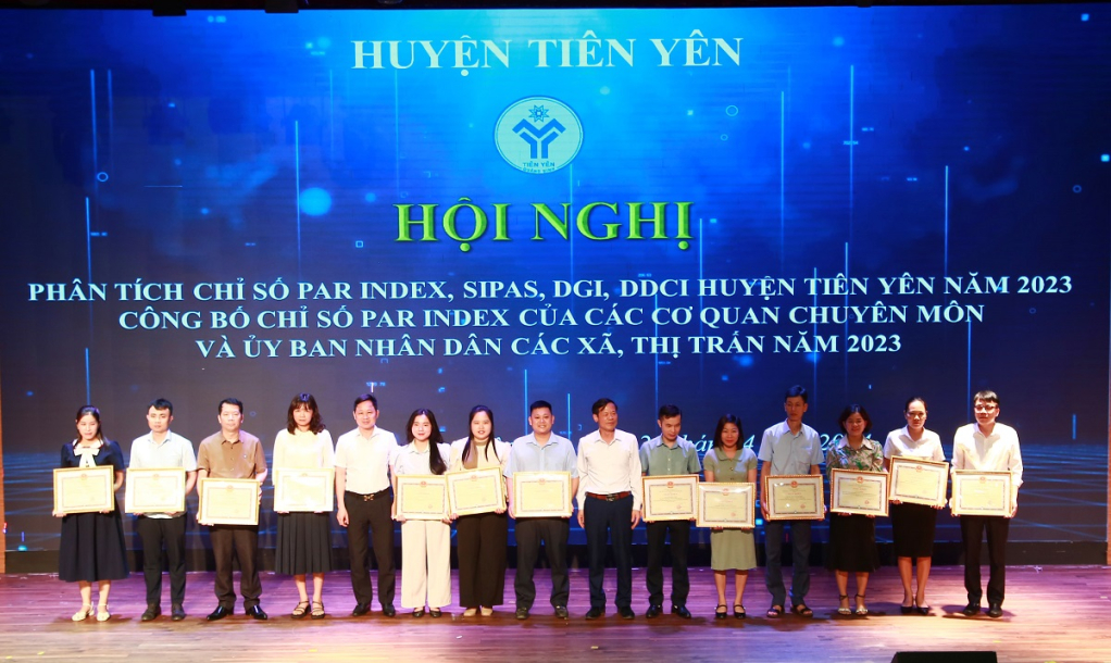 Lãnh đạo huyện Tiên Yên khen thưởng cho các cá nhân có thành tích.
