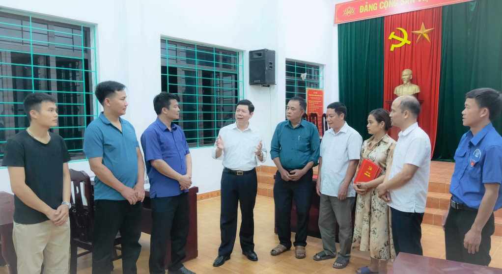 Lãnh đạo huyện Ba Chẽ trao đổi với cán bộ, đảng viên thôn Pha Lán, xã Thanh Lâm. Ảnh: Trung tâm TT-VH Ba Chẽ