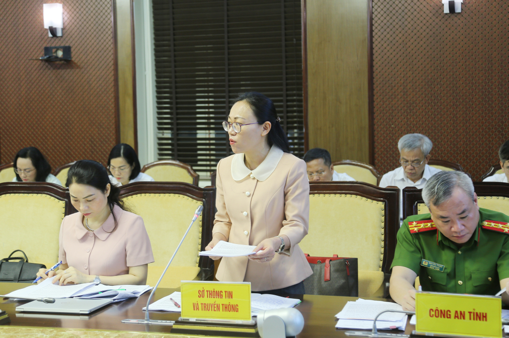 Đồng chí Lê Ngọc Hân, Giám đốc Sở Thông tin và Truyền thông báo cáo tại hội nghị.