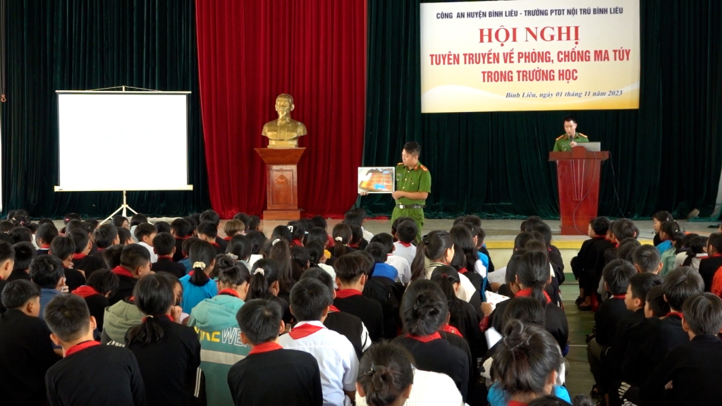 Tuyên truyền về phòng, chống mua túy trong trường học tạiTrường PTDT nội trú huyện Bình Liêu. Ảnh: Lê Nam