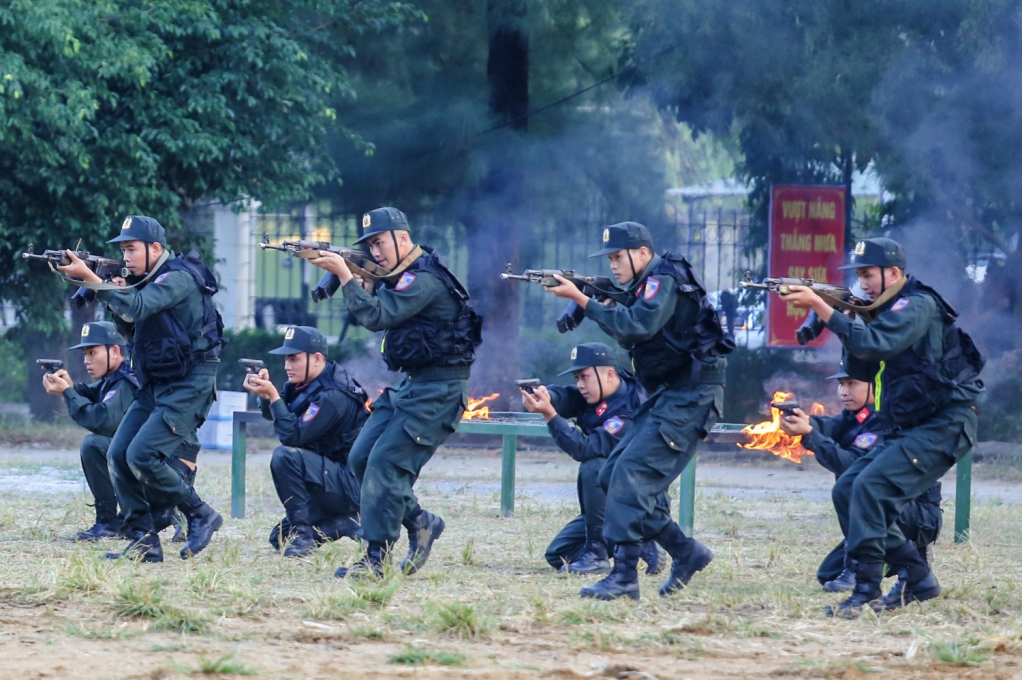 Cảnh sát cơ động Công an Quảng Ninh báo cáo kết quả huấn luyện hàng năm.