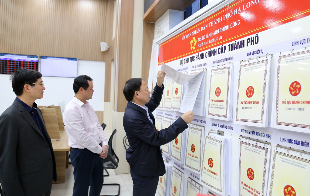 Đồng chí Nguyễn Xuân Ký, Bí thư Tỉnh ủy, Chủ tịch HĐND tỉnh, kiểm tra TTHC niêm yết công khai tại Trung tâm HCC TP Hạ Long.