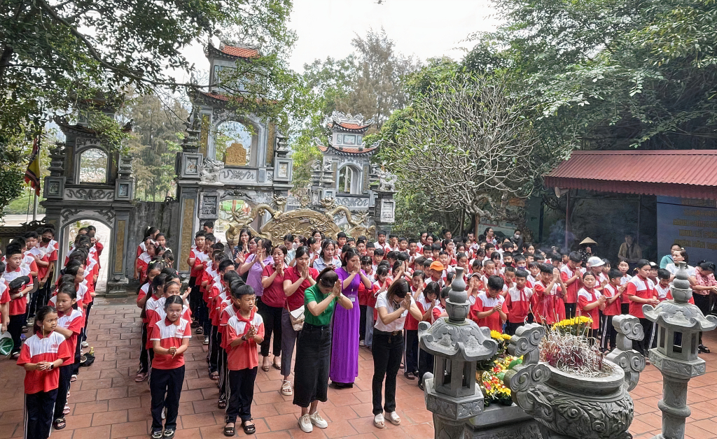 Liên đội trường Tiểu học Đông Xá (huyện Vân Đồn) tổ chức cho học sinh tham quan trải nghiệm ngoài tại khu di tích lịch sử đền thờ Vua Lý Anh Tông.