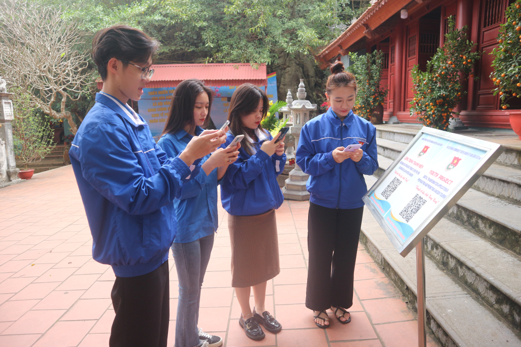 ĐVTN thanh niên trên địa bàn huyện Vân Đồn quét mã QR-Code tìm hiểu về di tích lịch sử đề thờ Vua Lý Anh Tông.