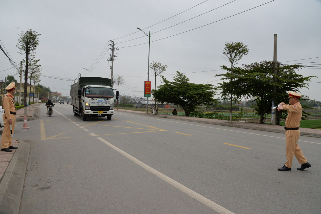 Lực lượng CSGT-TT (Công an TX Quảng Yên) kiểm tra xe tải di chuyển trên địa bàn thị xã.