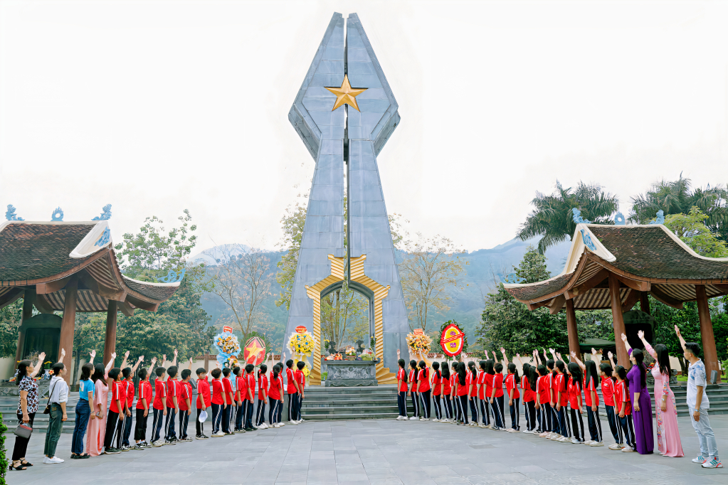 Trường THCS Ninh Dương (TP Móng Cái) tổ chức chương trình ngoại khóa, tham quan du lịch tại Khu di tích lịch sử Pò Hèn (xã Hải Sơn, TP Móng Cái).
