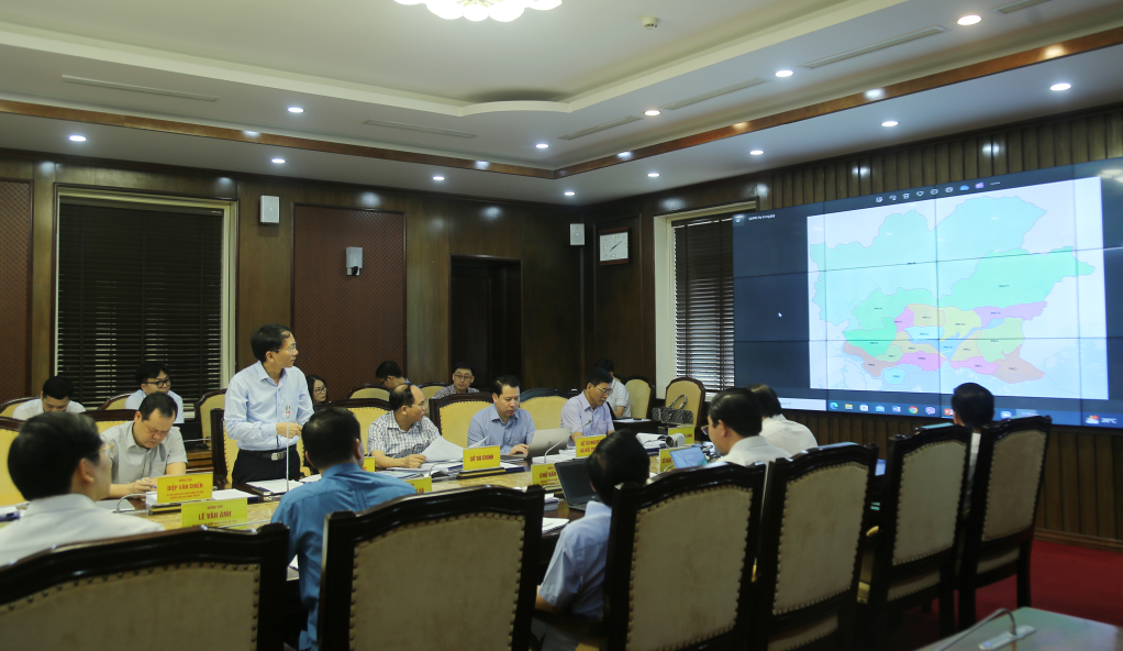 Giám đốc Sở Xây dựng báo cáo các đồ án quy hoạch phân khu trên địa bàn TP Hạ Long.