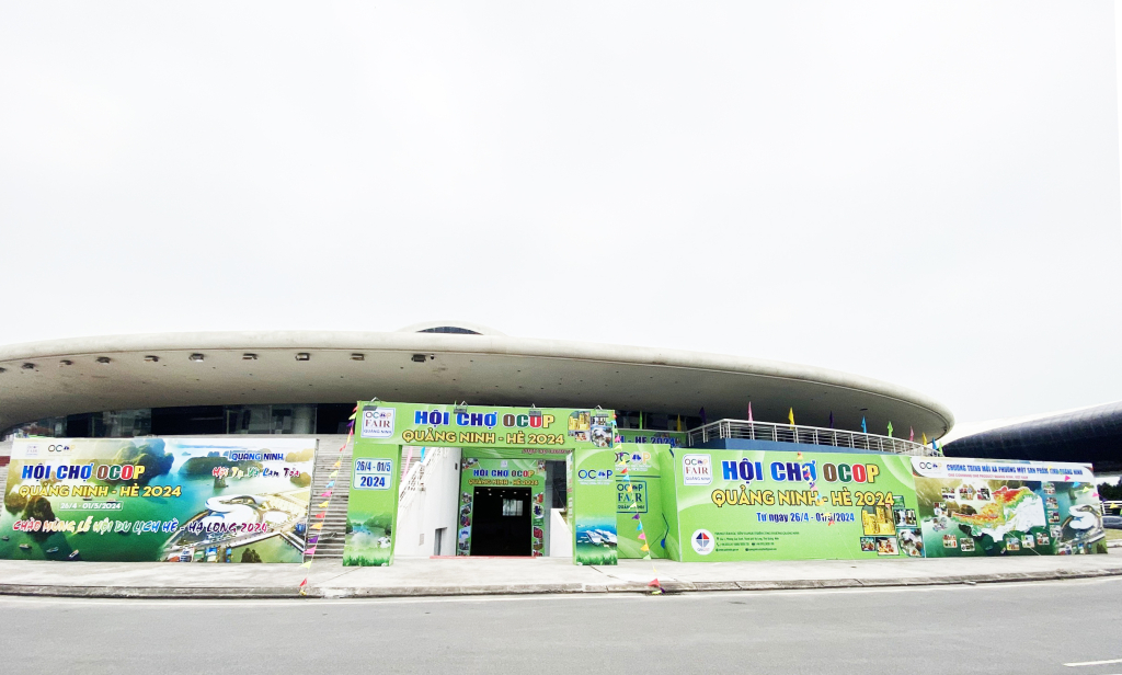 Các pano, áp phích, cổng chào Hội chợ OCOP Quảng Ninh - Hè 2024 được trang trí, lắp đặt đổi mới, hiện đại, bắt mắt.