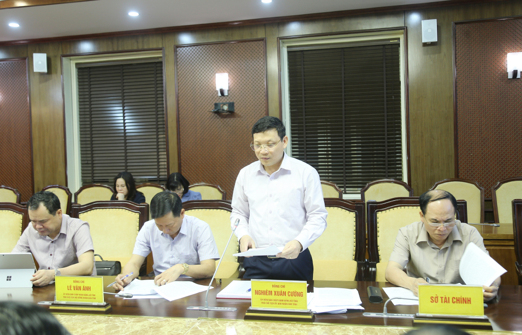 Đồng chí Nghiêm Xuân Cường, Phó Chủ tịch UBND tỉnh, báo cáo về tình hình và kết quả thu hút FDI thời gian qua.