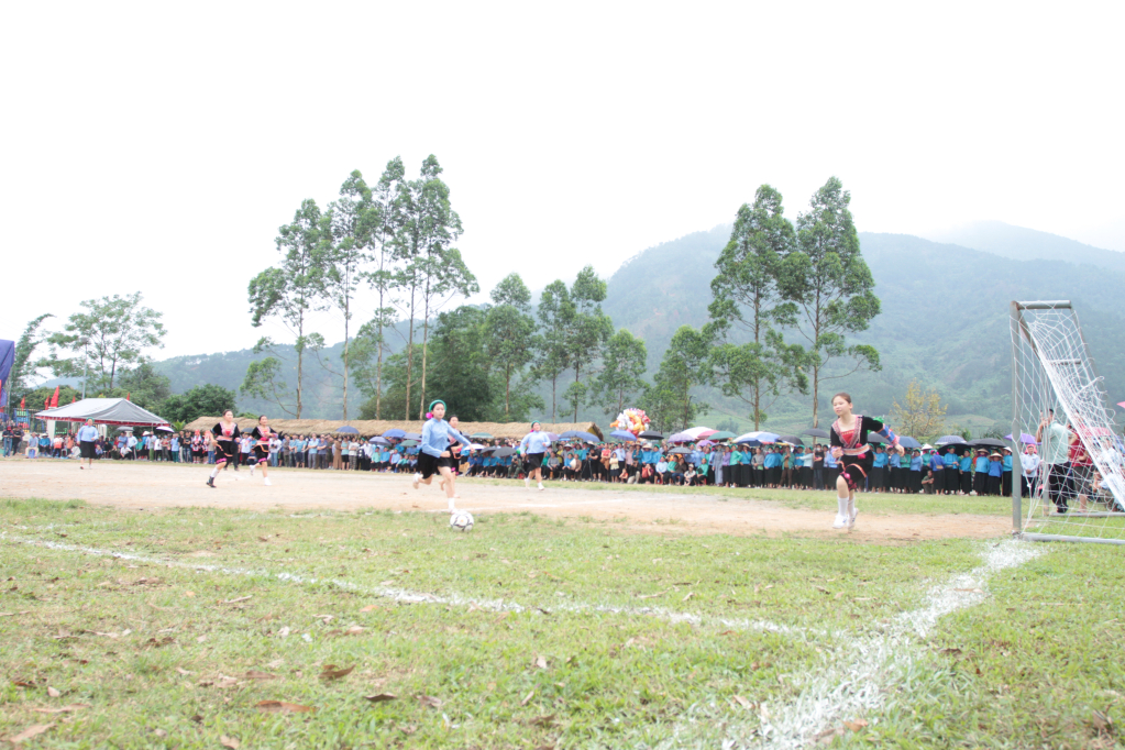 Trận đấu bóng đá nữ giữa đội nữ Sán Chỉ xã Húc Động huyện Bình Liêu với đội nữ dân tộc Dao xã Hải Sơn, TP Móng Cái.