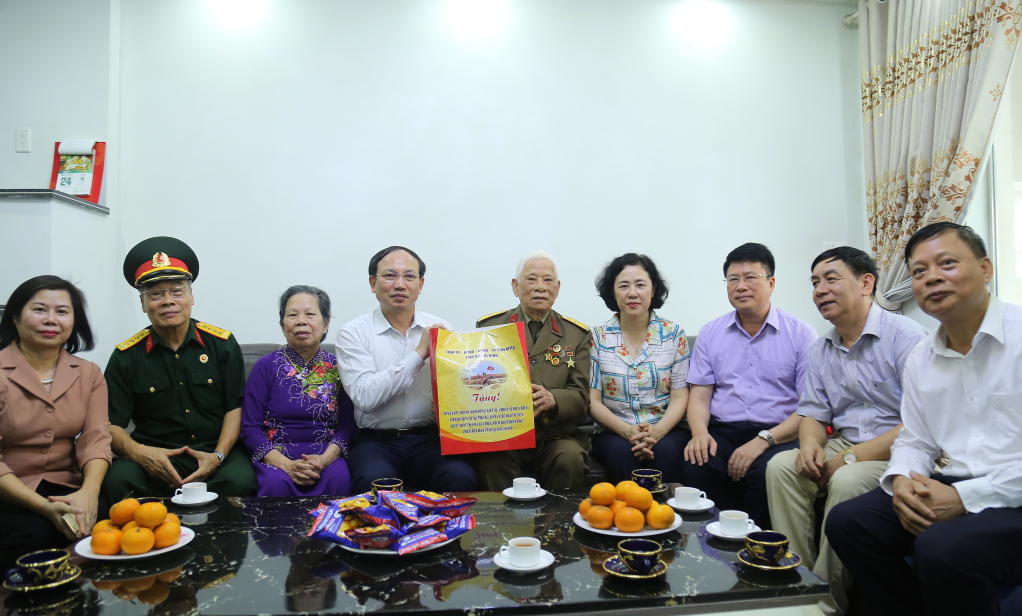 Đồng chí Bí thư Tỉnh ủy tặng quà tri dân cựu chiến binh Hoàng Thanh Minh.
