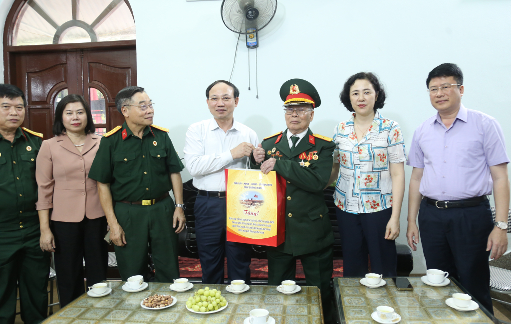 Đồng chí Bí thư Tỉnh ủy tặng quà tri ân cựu chiến binh Trần Văn Đào.