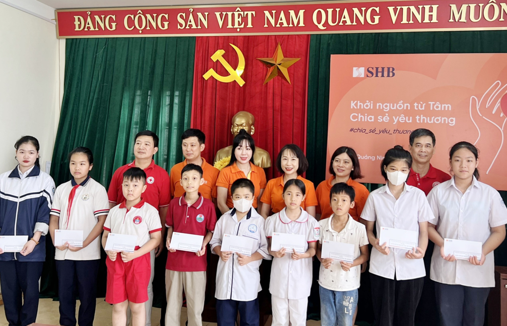 Hội CTĐ TP Hạ Long phối hợp với SHB Quảng Ninh trao hỗ trợ cho học sinh khó khăn của thành phố, tháng 4/2024.