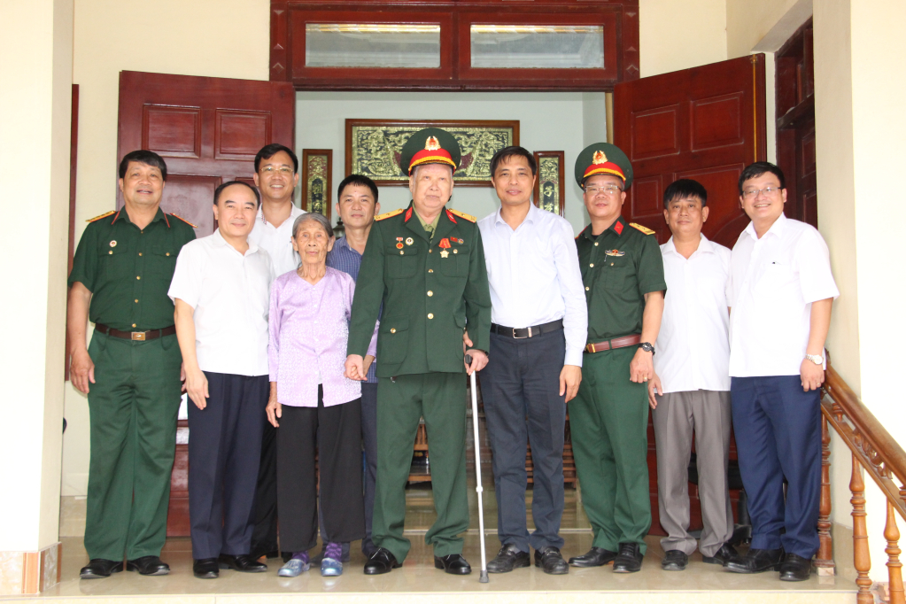 Đồng chí Phó Chủ tịch Thường trực UBND tỉnh Vũ Văn Diện cùng đoàn đại biểu chụp ảnh lưu niệm cùng gia đình cụ Lương Văn Quyết.