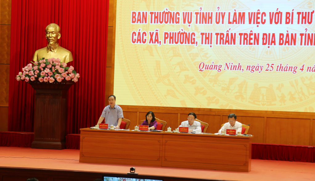 Đồng chí Đặng Xuân Phương, Phó Bí thư Tỉnh ủy, Trưởng Đoàn ĐBQH tỉnh, phát biểu tại hội nghị.