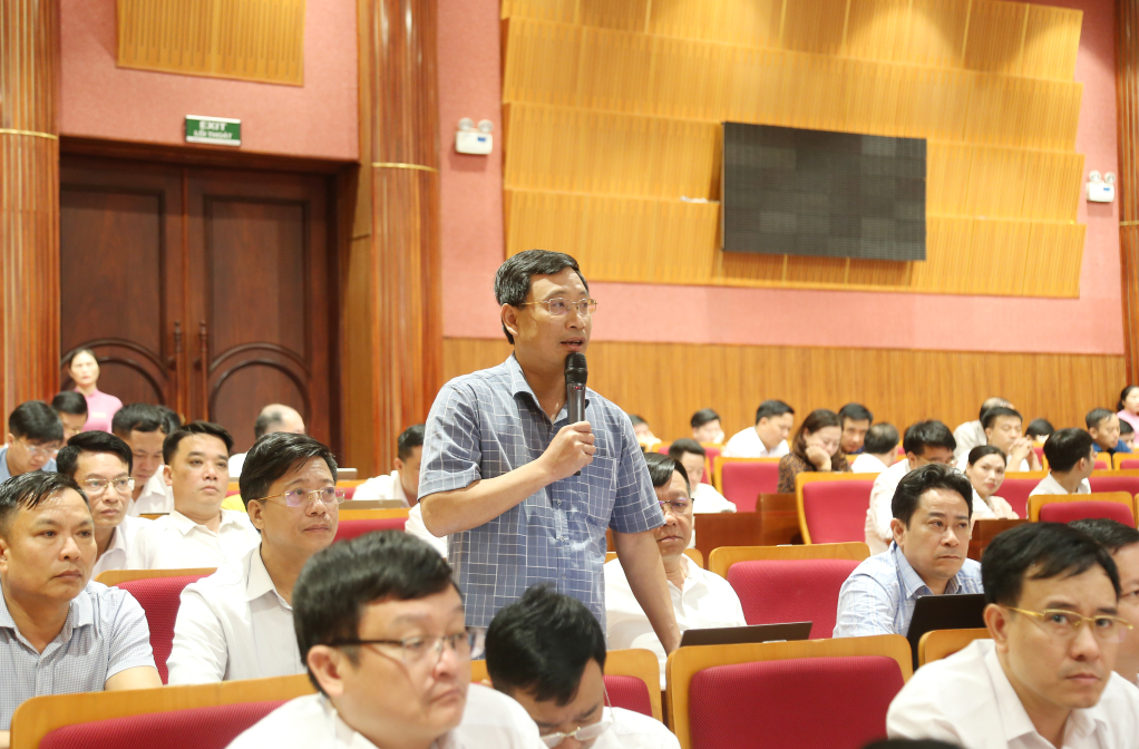 Lãnh đạo xã Sông Khoai, TX Quảng Yên, phát biểu tại hội nghị.