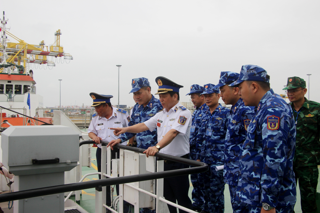 Thiếu tướng Trần Văn Thơ, Tư lệnh Vùng Cảnh sát biển 1 chỉ đạo biên đội tàu cảnh sát biển kiểm tra an toàn trước khi rời bến.