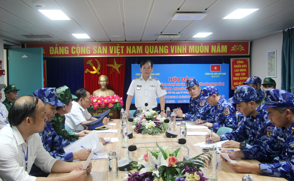Thiếu tướng Trần Văn Thơ, Tư lệnh Vùng Cảnh sát biển 1, quán triệt một số nhiệm vụ tuần tra liên hợp đối với biên đội tàu cảnh sát biển.