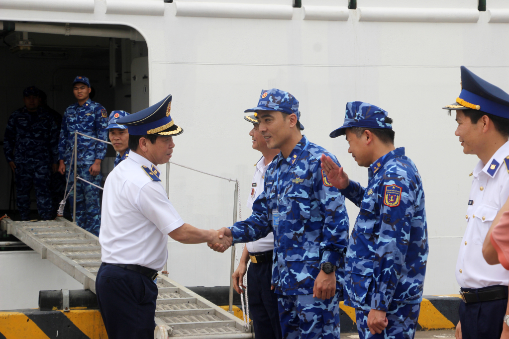 Thiếu tướng Trần Văn Thơ, Tư lệnh Vùng Cảnh sát biển 1, chúc cán bộ, chiến sĩ biên đội tàu cảnh sát biển 8003, 8004 thực hiện tốt nhiệm vụ tuần tra liên hợp.