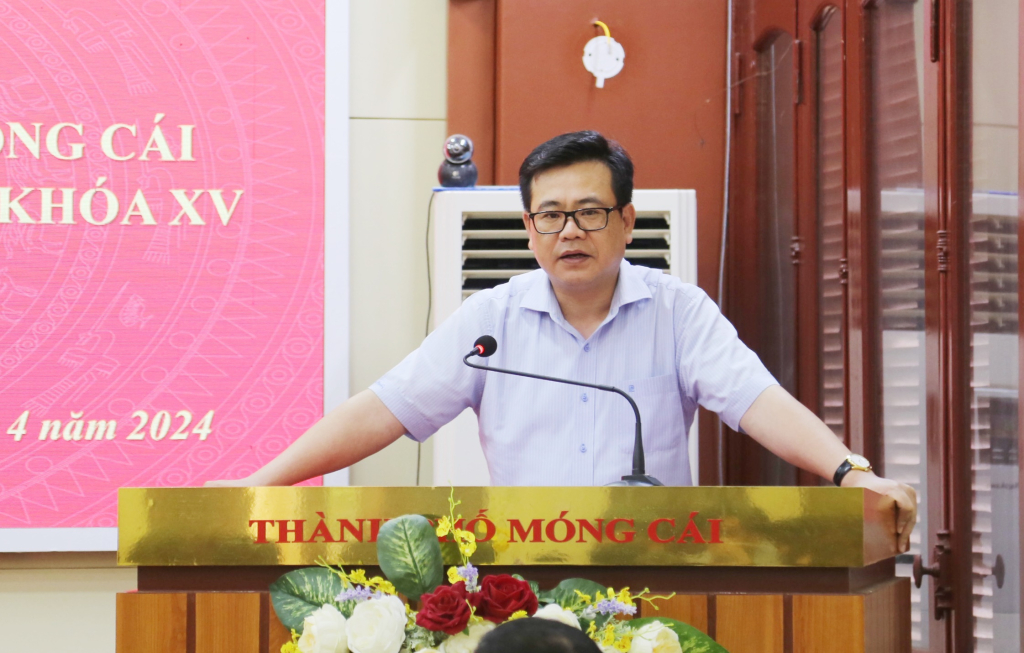 Đồng chí Hoàng Bá Nam, Bí thư Thành ủy Móng Cái giải đáp một số kiến nghị cử tri quan tâm.