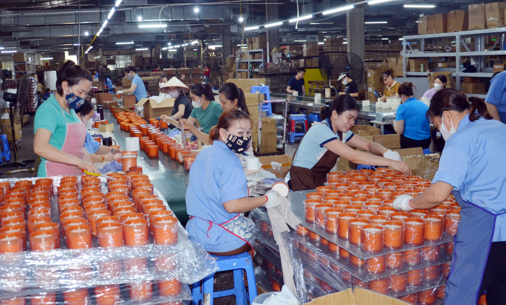 Công nhân làm việc tại Phân xưởng hoàn thiện, Công ty TNHH MTV Nến nghệ thuật AIDI Việt Nam (KCN Cái Lân, TP Hạ Long).