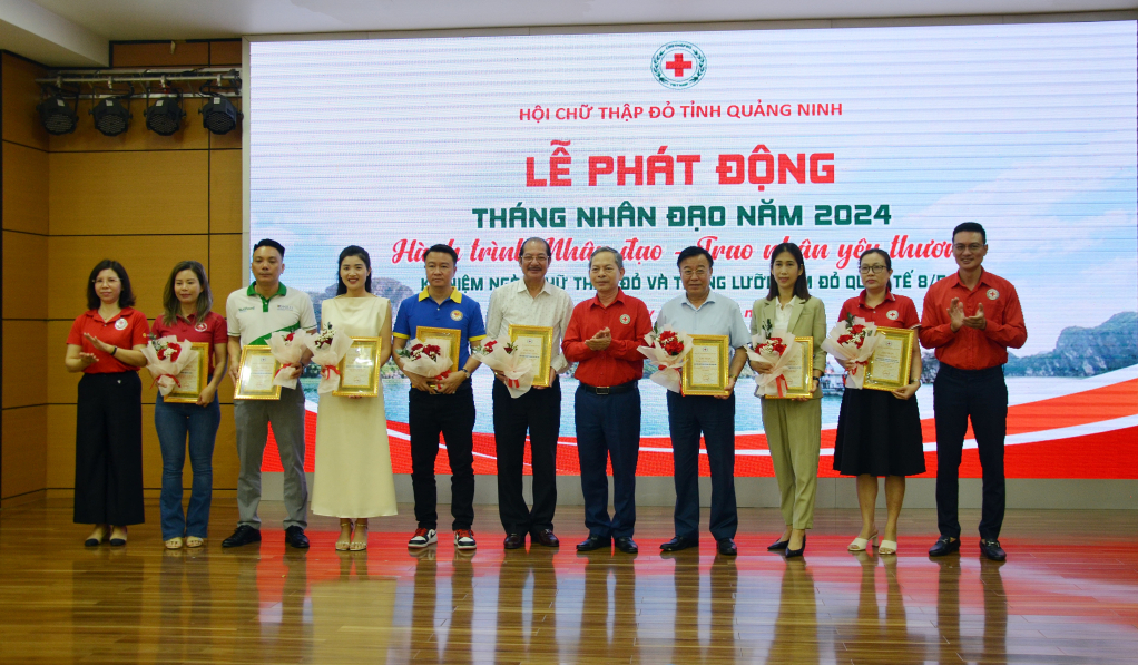 Hội Chữ thập đỏ tỉnh vinh danh các tập thể, cá nhân có nhiều đóng góp cho công tác nhân đạo của tỉnh.