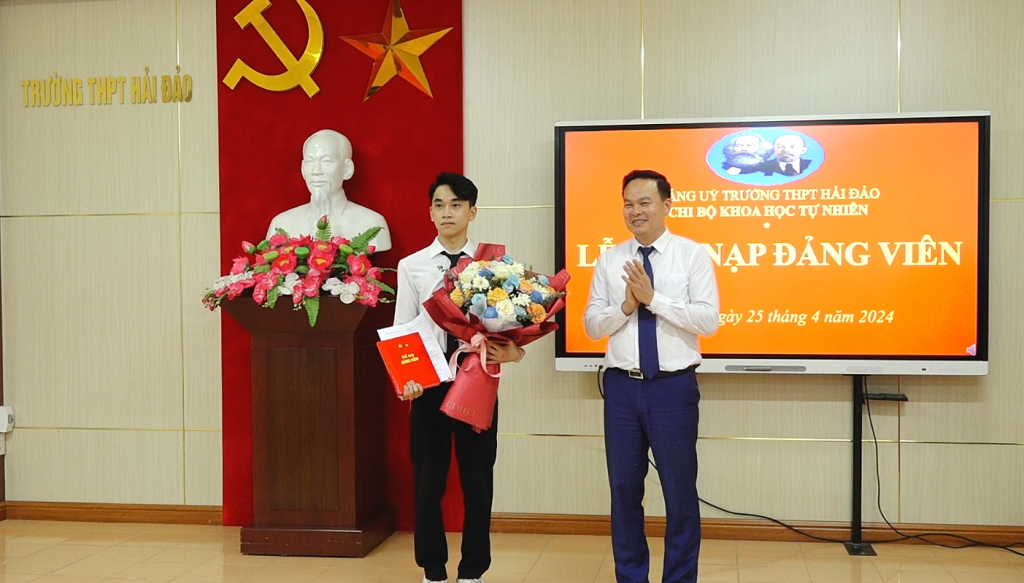 Đồng chí Trương Mạnh Hùng, Tỉnh ủy viên, Bí thư Huyện ủy trao Quyết định Kết nạp đảng viên của BTV Huyện uỷ cho đảng viên mới Phạm Vũ Minh Thiết.
