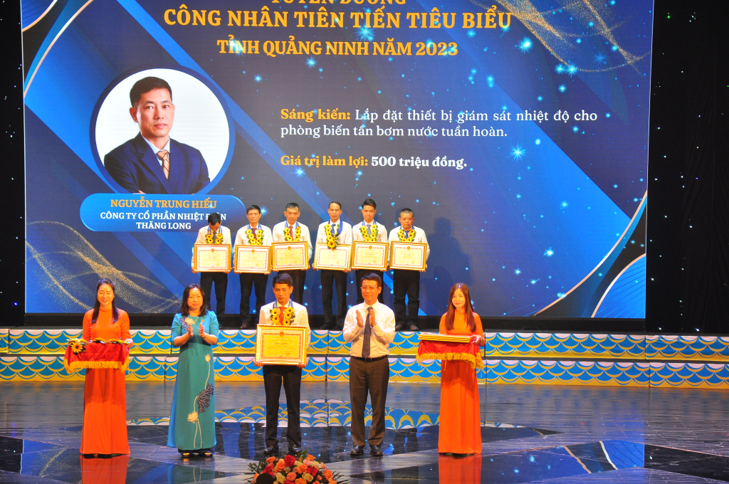 Lãnh đạo Tổng LĐLĐ Việt Nam và Ban Tuyên giáo Tỉnh ủy tặng bằng khen của UBND tỉnh cho công nhân tiêu biểu.