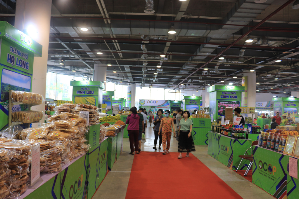 Hội chợ OCOP Quảng Ninh Hè 2024 thu hút đông đảo người dân và du khách.
