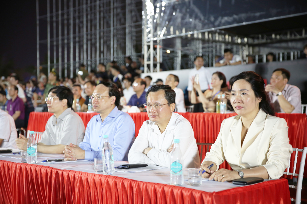 Các đồng chí lãnh đạo tỉnh tham dự lễ tổng duyệt Carnaval Hạ Long 2024.
