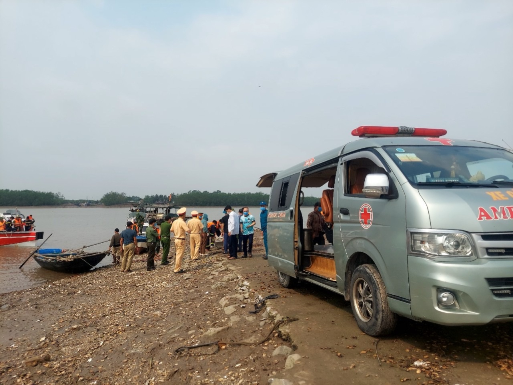 Các lực lượng chức năng của thị xã Quảng Yên đưa thi thể nạn nhân thứ 4 được tìm thấy vào bờ và đưa về Trung tâm Y tế thị xã theo quy định.