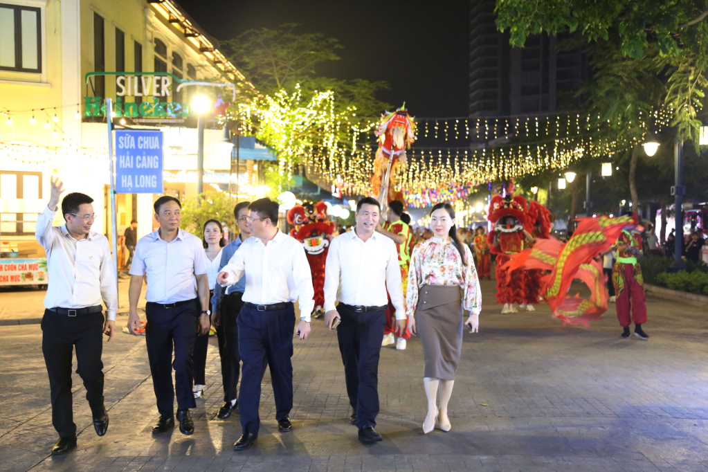 Lãnh đạo tp, tập đoàn Sun Group, nhân dân và du khách thăm quan, trải nghiệm tuyến phố.