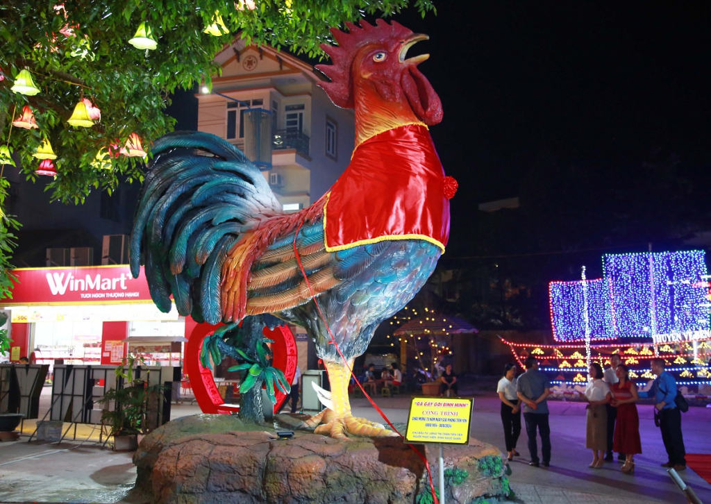 Biểu tượng Gà gáy gọi bình minh được xây dựng ngay trung tâm phố đi bộ Tiên Yên.