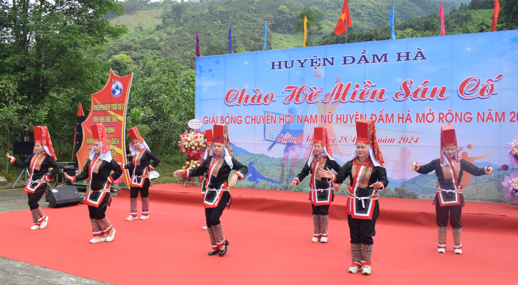 Điệu múa của các cô gái Dao xã Quảng An
