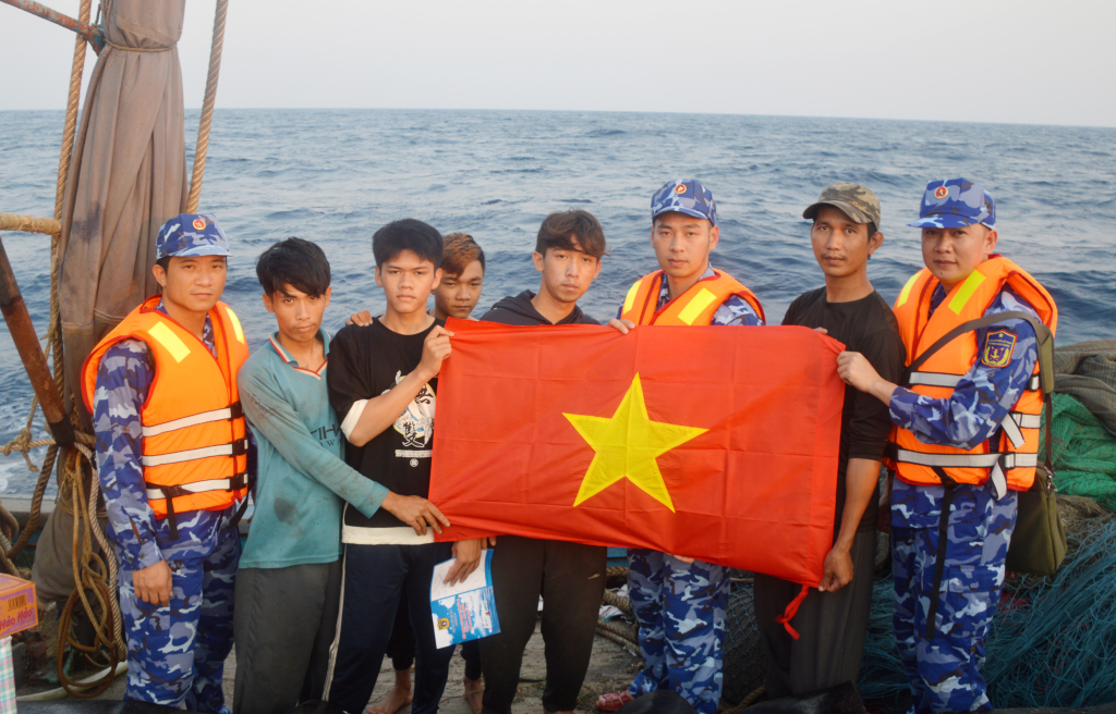 Lực lượng Cảnh sát biển Việt Nam tặng Cờ Tổ quốc cho ngư dân Việt Nam đánh bắt cá trên vùng biển lân cận đường phân định Vịnh Bắc Bộ. Ảnh: Mạnh Trường