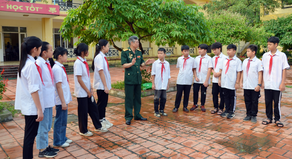 CCB Trần Quốc Mạnh nói chuyện truyền thống cách mạng cho các em học sinh trường THCS Lê Lợi tháng 3-2024.