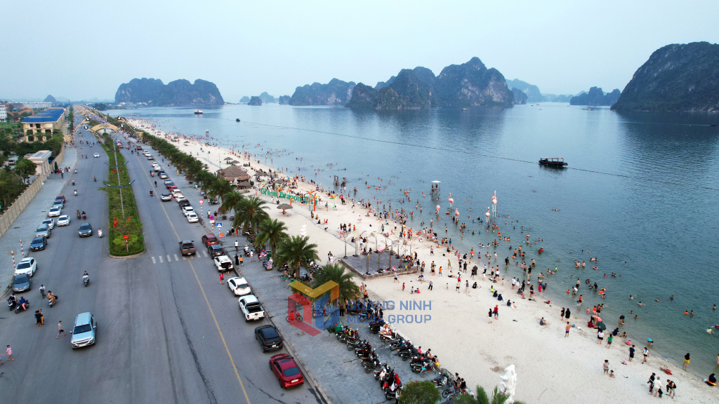 Các hoạt động biểu diễn xiếc đường phố và đua thuyền sup thu hút đông đảo nhân dân và du khách tới bãi tắm thành phố Cẩm Phả vào dịp nghỉ lễ