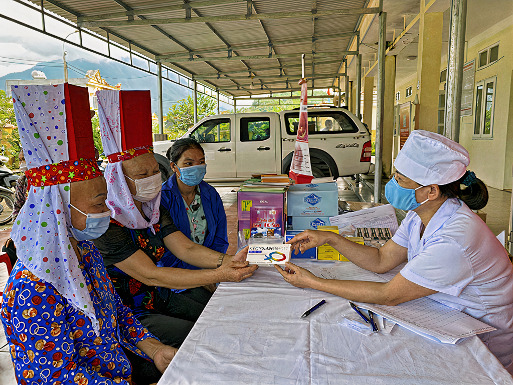 Hội KHHGĐ tỉnh tư vấn và cấp phát thuốc điều trị phụ khoa, phương tiện tránh thai miễn phí tại xã Quảng An (huyện Đầm Hà).