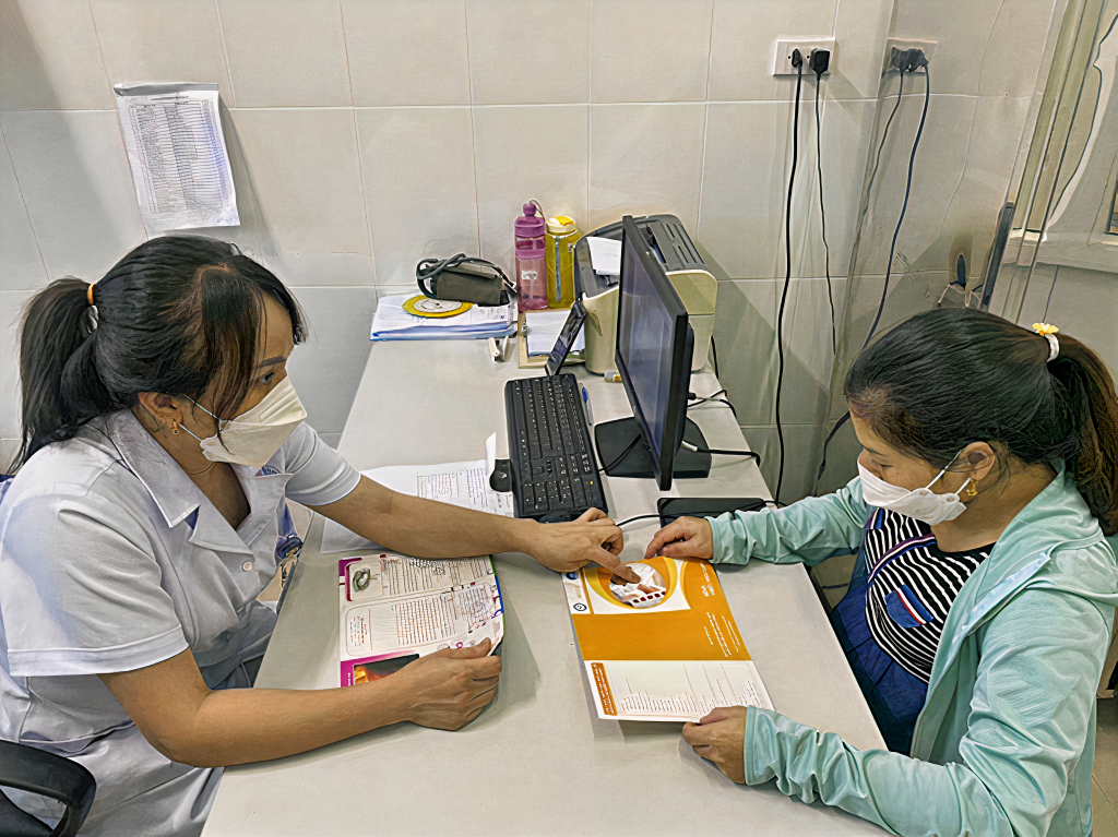 Tư vấn về sàng lọc trước sinh và sơ sinh tại Trung tâm Y tế huyện Đầm Hà.