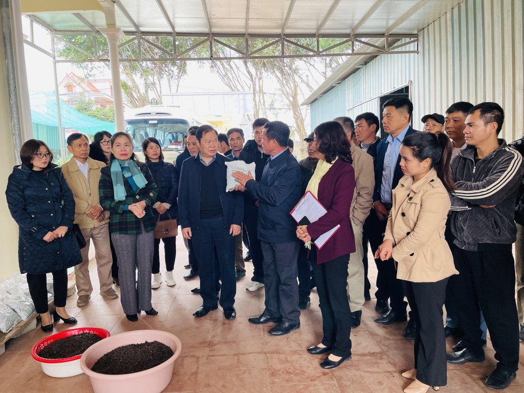 Hội viên, nông dân huyện Hải Hà học tập kinh nghiệm mô hình làm phân hữu cơ từ nuôi giun quế tại TX Quảng Yên, tháng 2/2024. Ảnh: Nguyên Ngọc