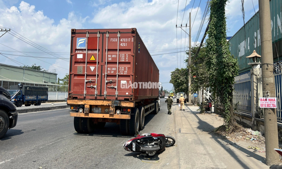 Xe container chạy vào làn xe máy, cán tử vong người đàn ông chạy cùng chiều