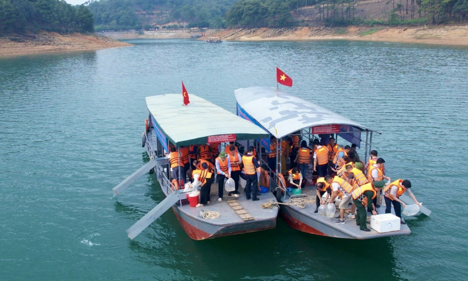Thả cá giống tái tạo nguồn lợi thuỷ sản