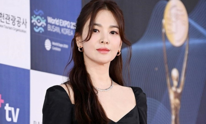 Song Hye Kyo đàm phán đóng chính trong phim về showbiz Hàn