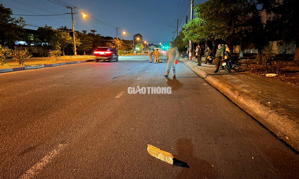 Xe máy tông vào khúc gỗ giữa đường, người đàn ông tử vong