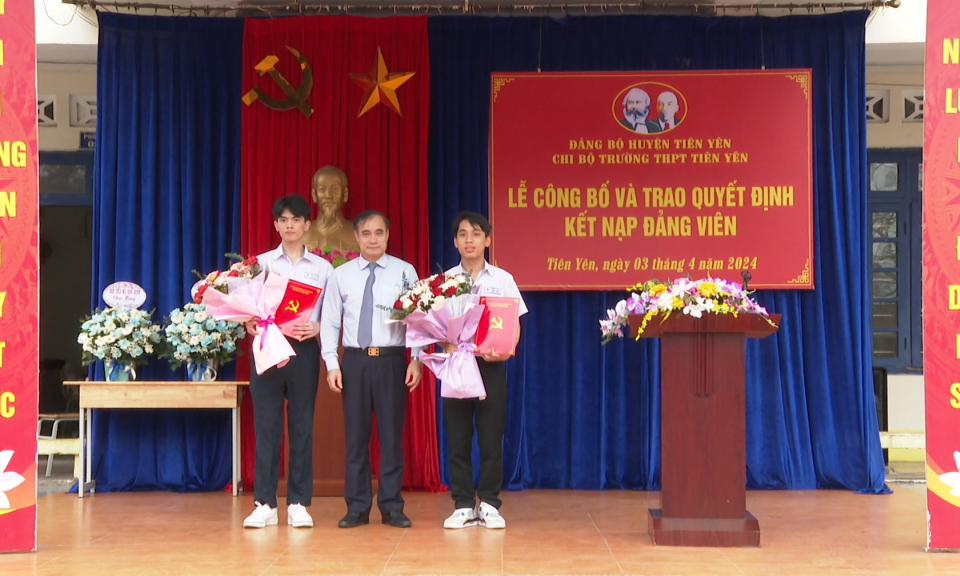 Trao Quyết định kết nạp Đảng cho 2 học sinh ưu tú trường THPT Tiên Yên