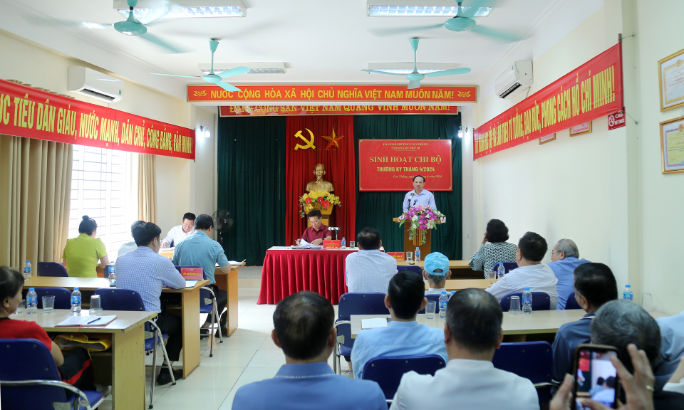 Đồng chí Bí thư Tỉnh ủy dự sinh hoạt thường kỳ với Chi bộ khu 2B (phường Cao Thắng, TP Hạ Long)