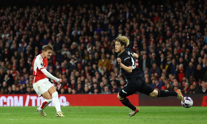 Arsenal trở lại đỉnh bảng Ngoại hạng Anh