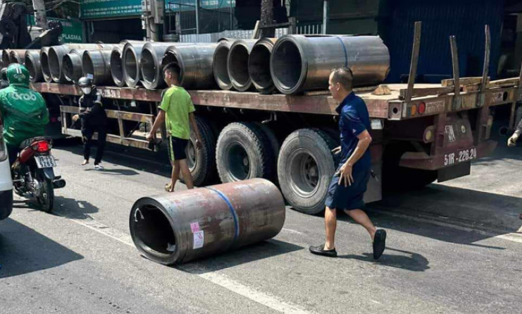 Cuộn thép rơi xuống đường trúng người đi xe máy